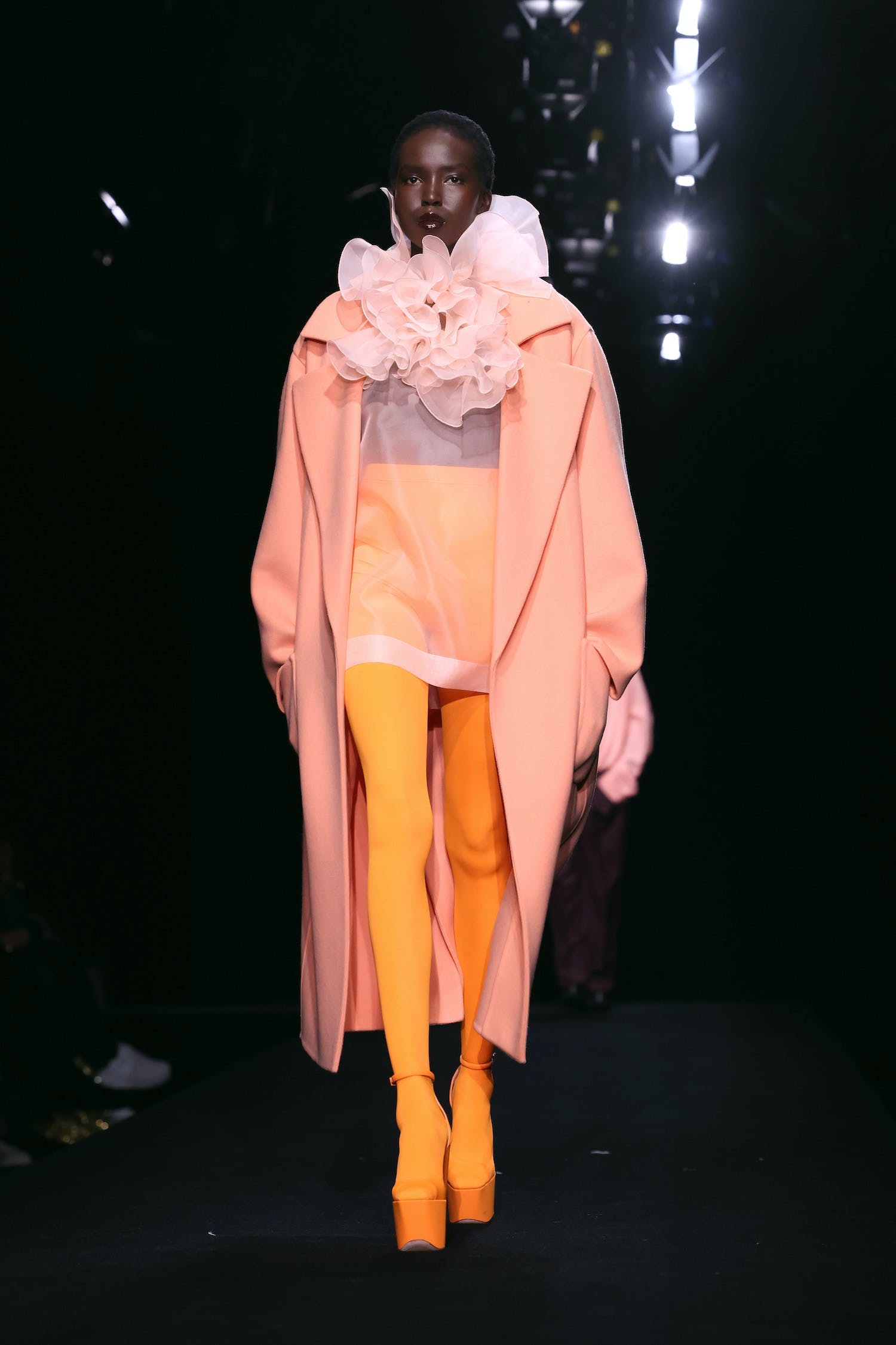 Váy áo xa xỉ đẹp diễm lệ, mãn nhãn giới mộ điệu của Valentino Haute Couture - 7