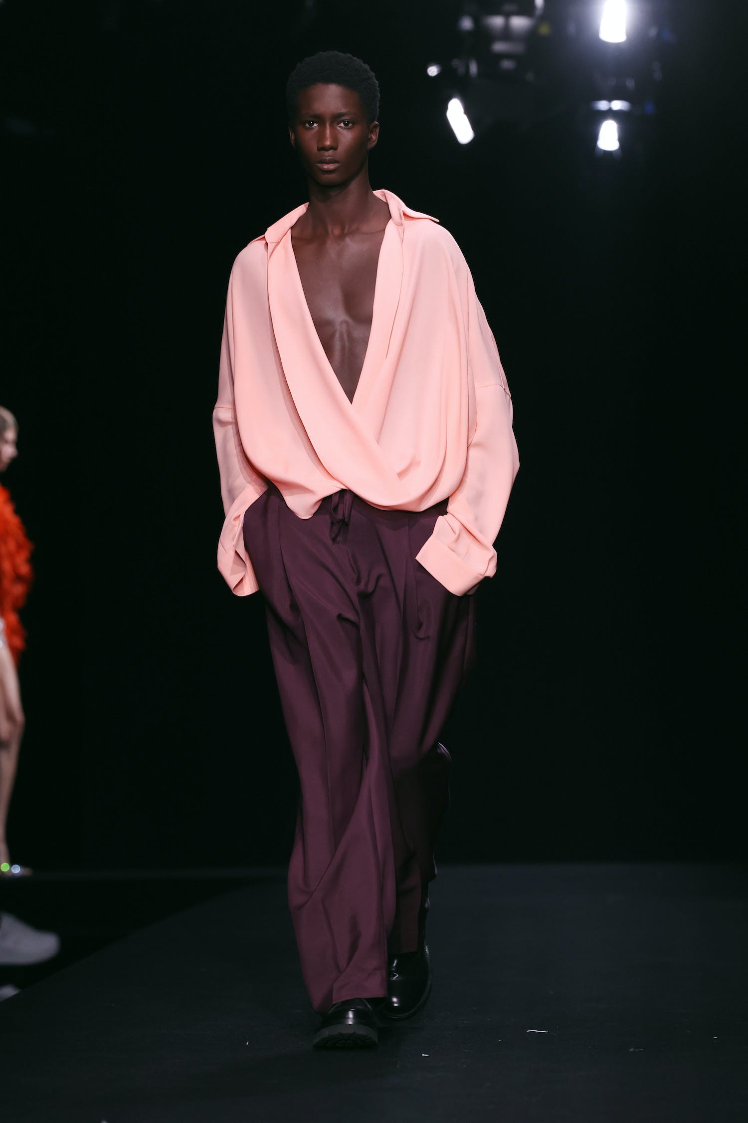 Váy áo xa xỉ đẹp diễm lệ, mãn nhãn giới mộ điệu của Valentino Haute Couture - 6