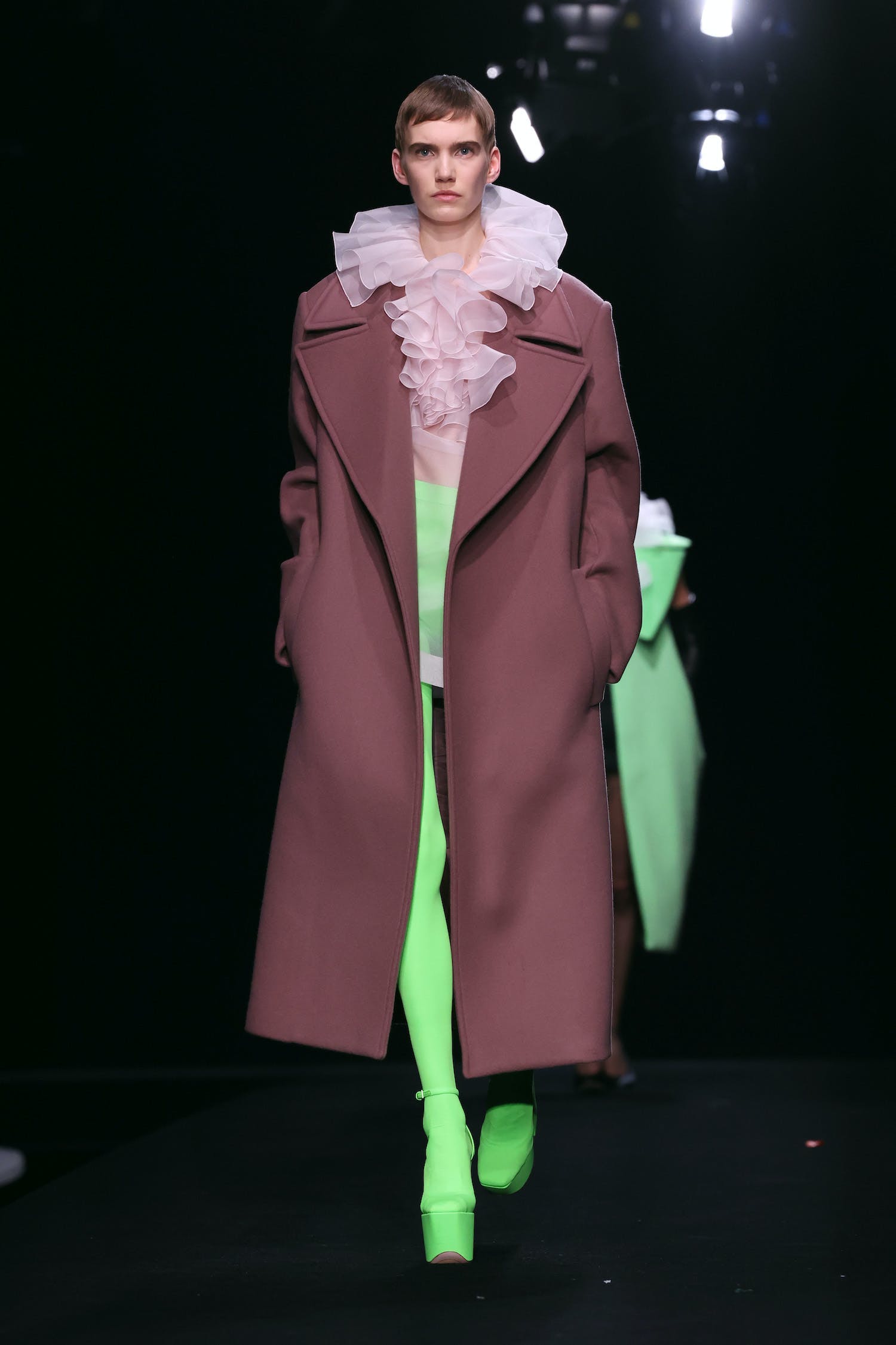 Váy áo xa xỉ đẹp diễm lệ, mãn nhãn giới mộ điệu của Valentino Haute Couture - 2