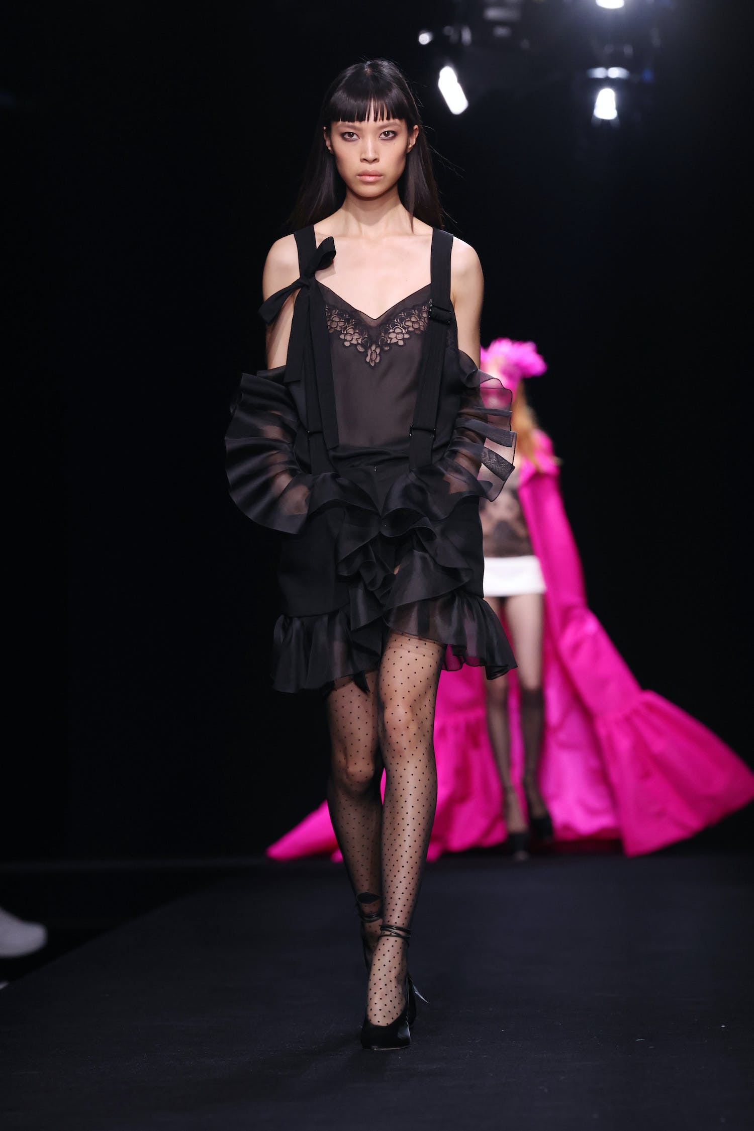 Váy áo xa xỉ đẹp diễm lệ, mãn nhãn giới mộ điệu của Valentino Haute Couture - 16