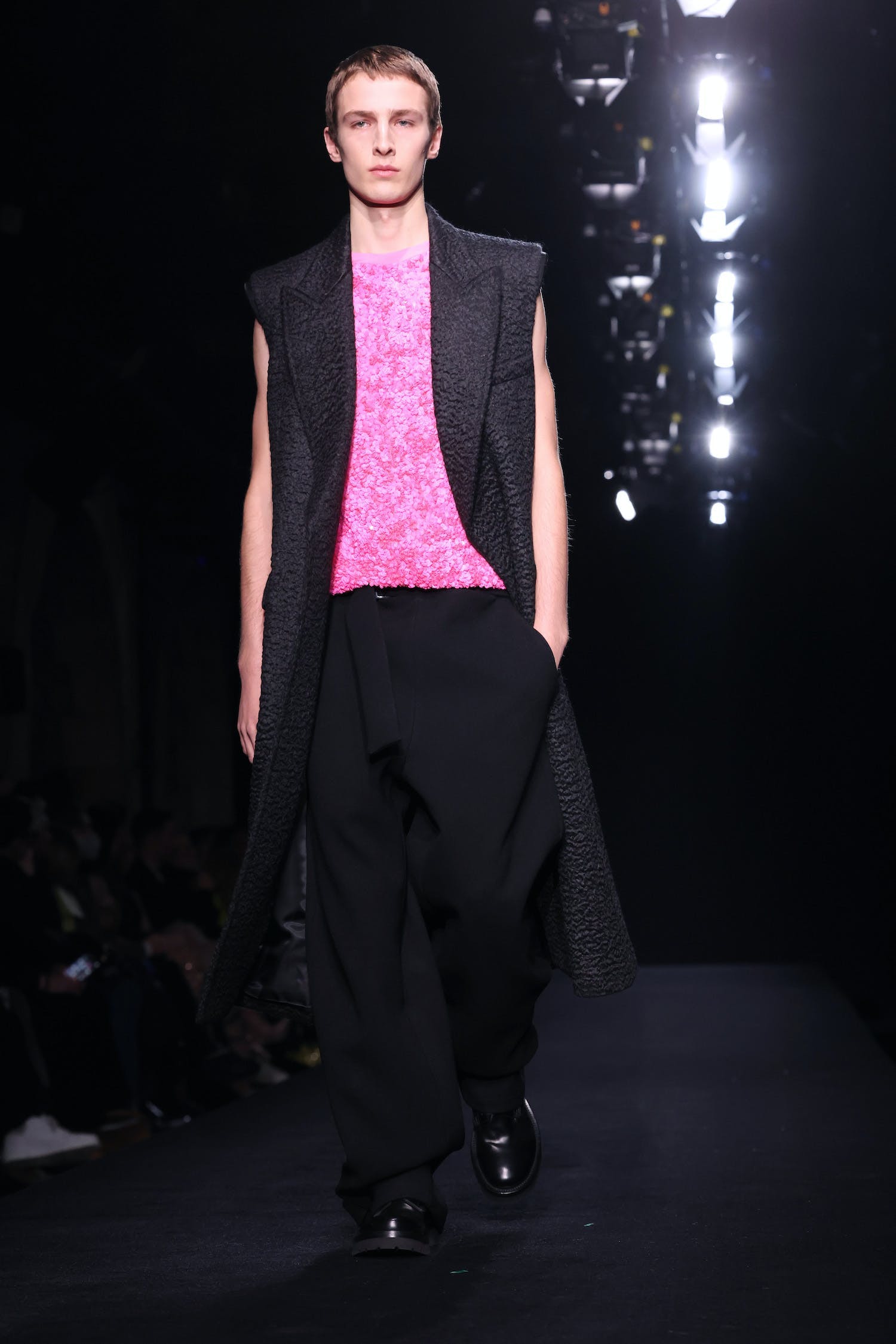 Váy áo xa xỉ đẹp diễm lệ, mãn nhãn giới mộ điệu của Valentino Haute Couture - 14