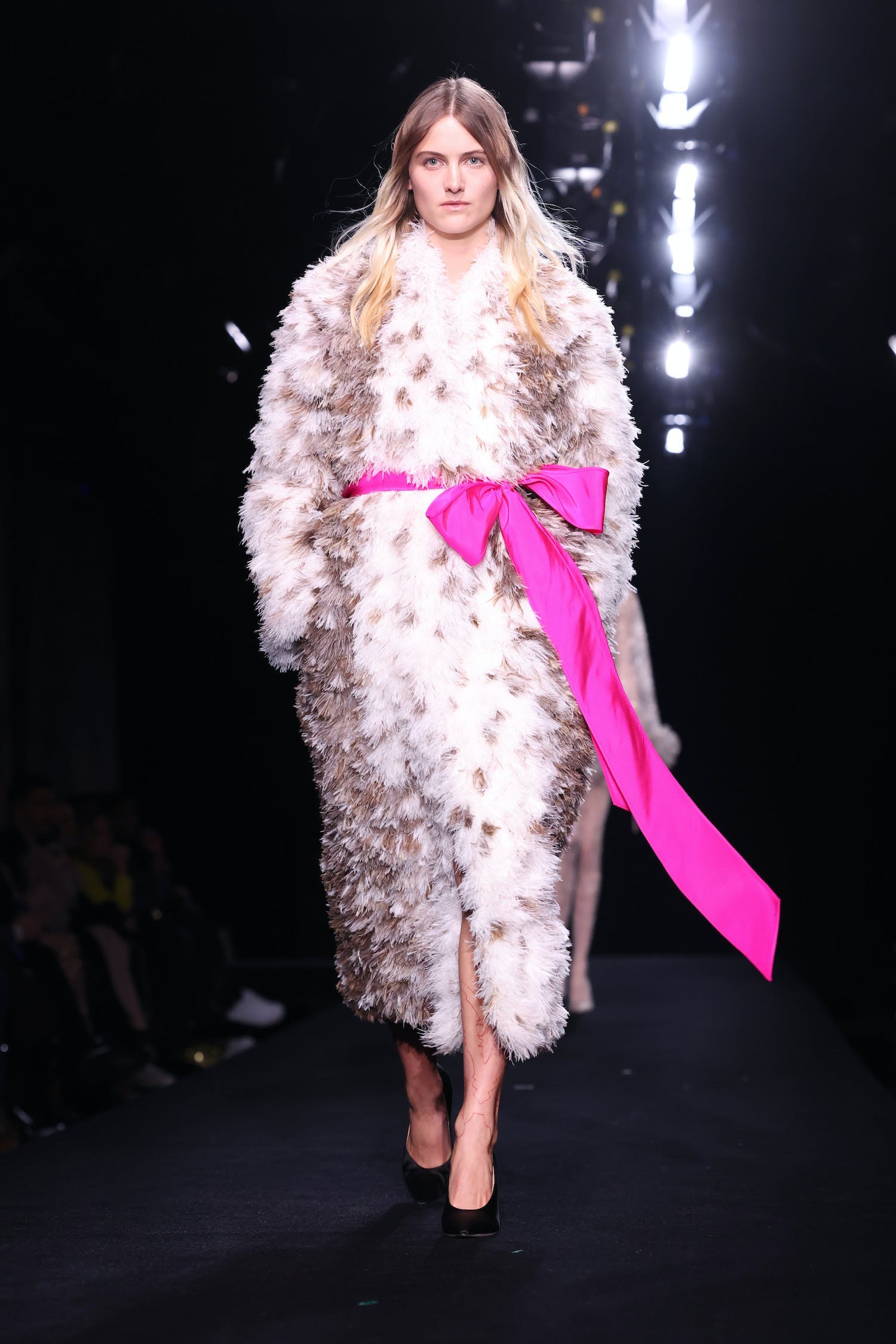 Váy áo xa xỉ đẹp diễm lệ, mãn nhãn giới mộ điệu của Valentino Haute Couture - 12