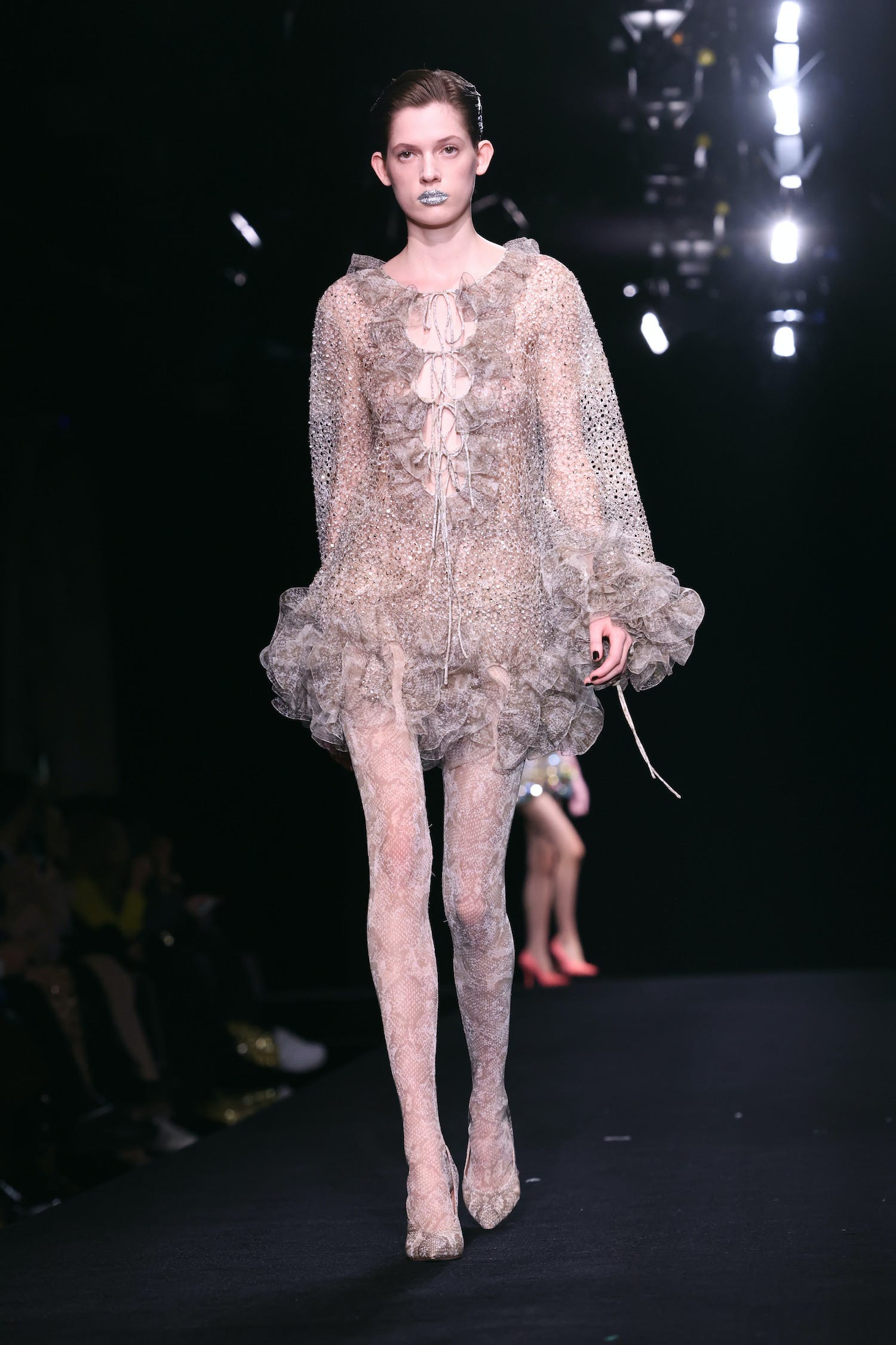 Váy áo xa xỉ đẹp diễm lệ, mãn nhãn giới mộ điệu của Valentino Haute Couture - 11