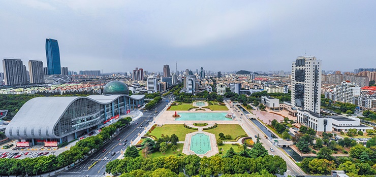 Côn Sơn là thành phố cấp huyện ở vùng đại đô thị Tô Châu, Giang Tô, Trung Quốc.
