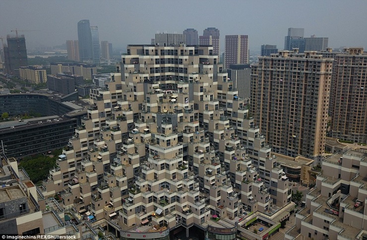 Côn Sơn có tòa nhà hình tự tháp cao 10 tầng từng gây xôn xao cư dân mạng.
