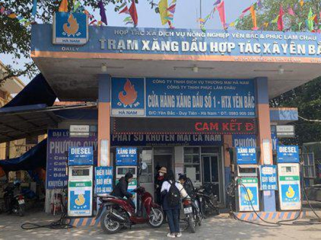 Kinh doanh - Chỉ bán 30.000 đồng xăng mỗi xe máy, cây xăng bị xử phạt 15 triệu đồng