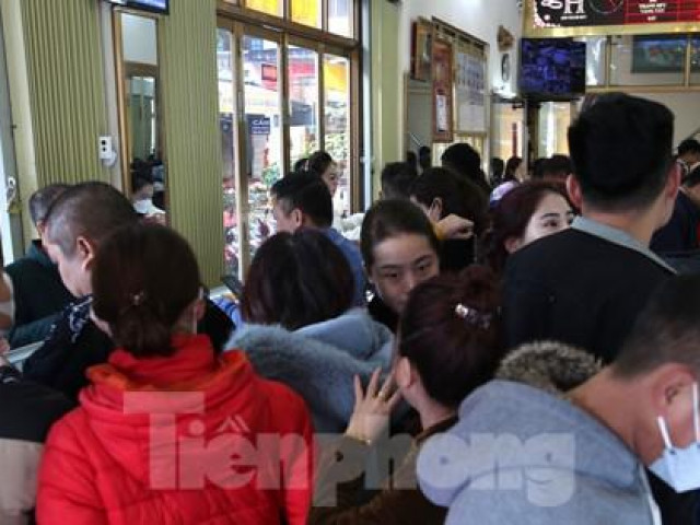 Kinh doanh - Số người dân đi mua vàng ở Nghệ An tăng gấp 10 lần