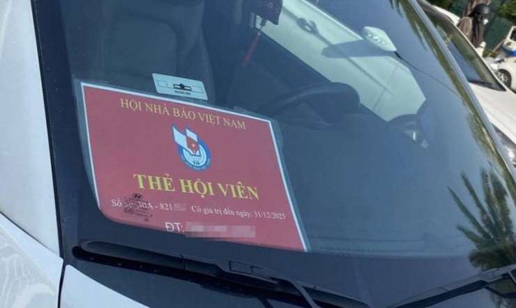 Ô tô có gắn phù hiệu Hội Nhà báo Việt Nam.
