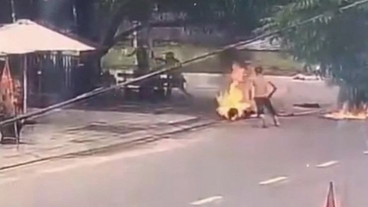 Ngọn lửa bùng phát dữ dội trên người nạn nhân sau khi bị tưới xăng đốt. Ảnh cắt từ clip.