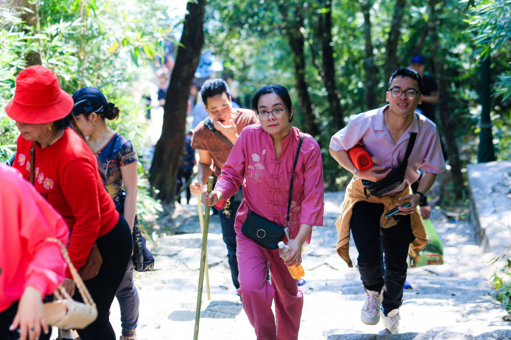 Theo ghi nhận, sau các nghi thức khai hội, người dân bắt đầu đi lễ và vãn cảnh Yên Tử.