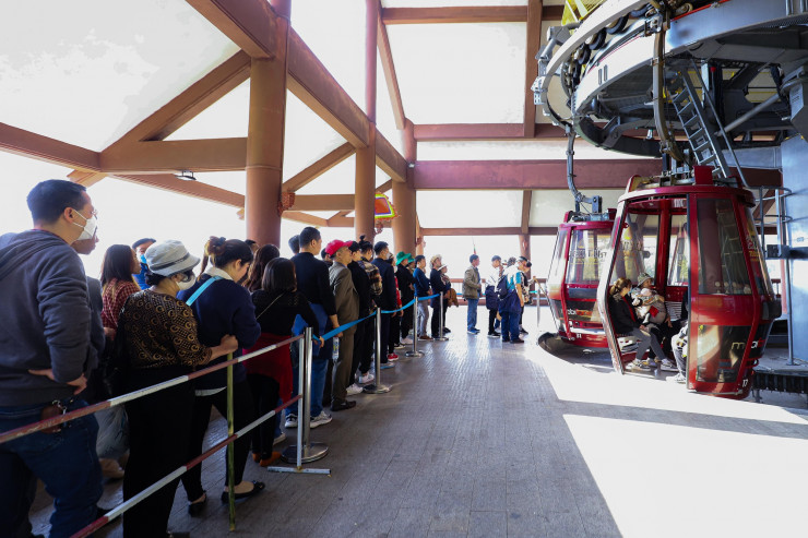 Để lên các chùa nằm trong di tích Yên Tử, người dân có thể hành hương bằng đường bộ hoặc đi cáp treo. Đường từ chân núi lên tới chùa dài khoảng 4,5 km, nếu đi bộ sẽ mất khoảng 3 tiếng đồng hồ. Vì vậy, nhiều du khách chọn đi cáp treo để tiết kiệm thời gian và sức lực.