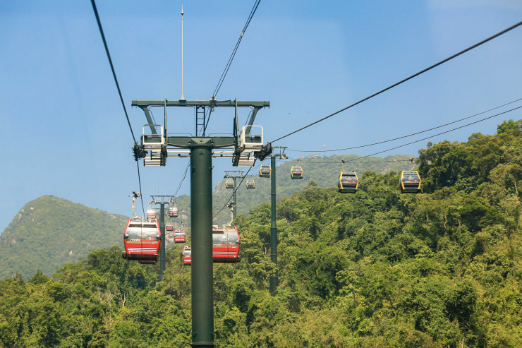 Người dân xếp hàng mua vé cáp treo. Giá vé cáp treo từ 180.000-320.000 đồng.