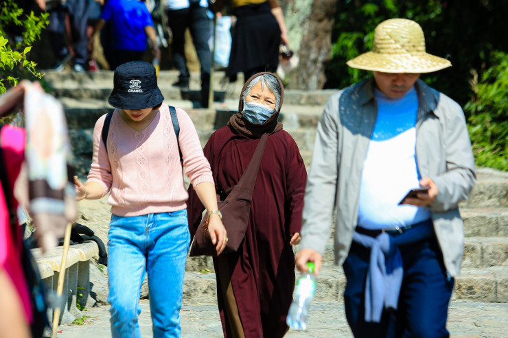 Nhiều người chọn leo non thiêng Yên Tử bằng đường bộ. Trong đó có cả những người cao tuổi.