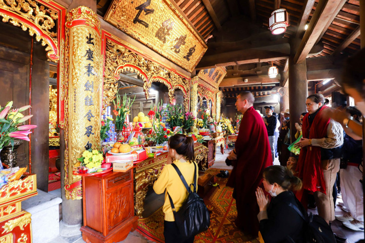 Trong quá trình leo non thiêng, du khách, phật thử thắp hương lễ bái.