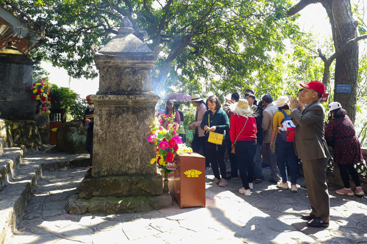 Hàng vạn người leo đỉnh thiêng Yên Tử - 8