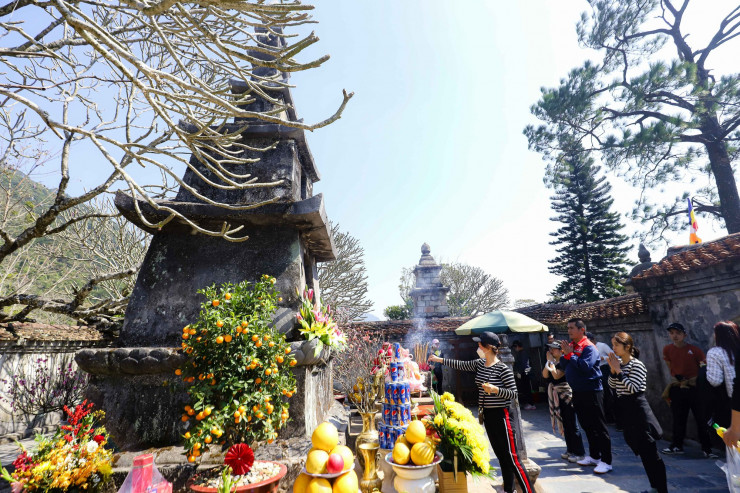 Trong quá trình leo non thiêng, du khách, phật thử thắp hương lễ bái.