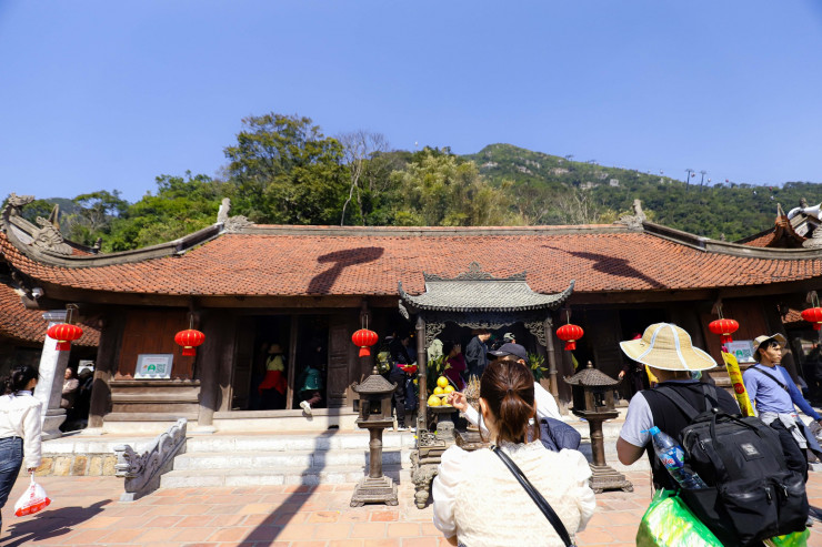 Khu vực chùa Hoa Yên ngày khai hội tương đối thông thoáng. Đây cũng là địa điểm để du khách dừng chân nghỉ ngơi lấy sức cho chặng đường tiếp theo.