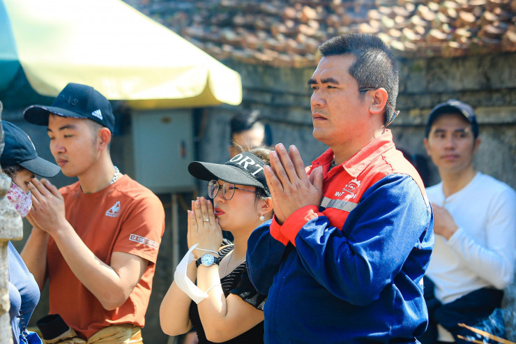 Người dân thành tâm làm lễ cầu cho 1 năm mới bình an và may mắn.