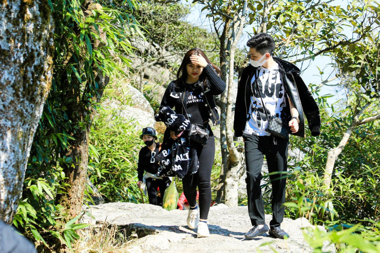 Trong quá trình đi cáp treo, người dân vẫn phải leo bộ một đoạn đường bộ khá dài.