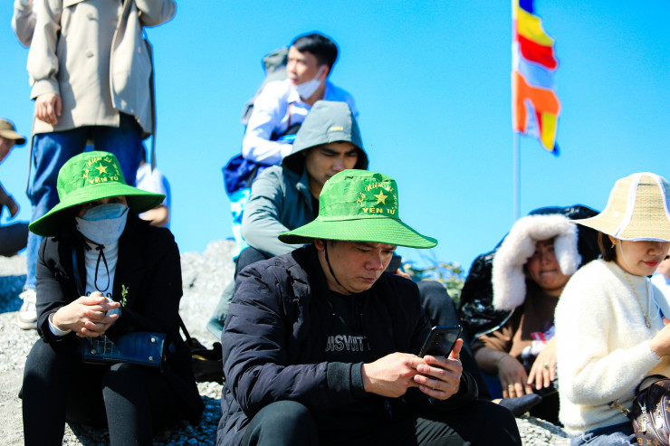 Người dân ngồi nghỉ sau 1 chặng đường dài leo núi.