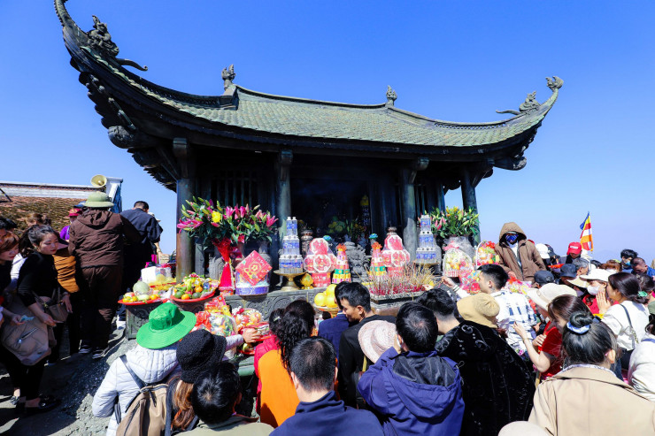 Xung quanh chùa Đồng chật kín người lễ bái, dừng chân nghỉ ngơi.