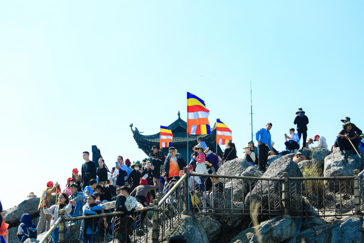 Hàng vạn người leo đỉnh thiêng Yên Tử - 17