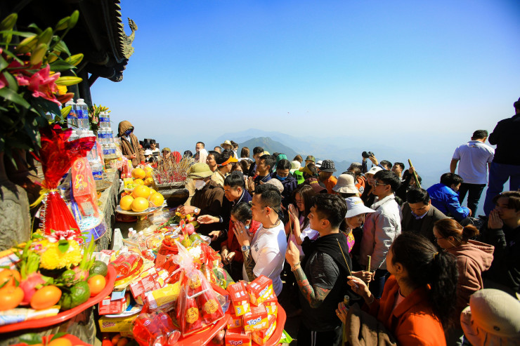 Không có một khoảng trống quanh chùa Đồng, người dân phải cố gắng chen chân mới có thể đặt lễ.