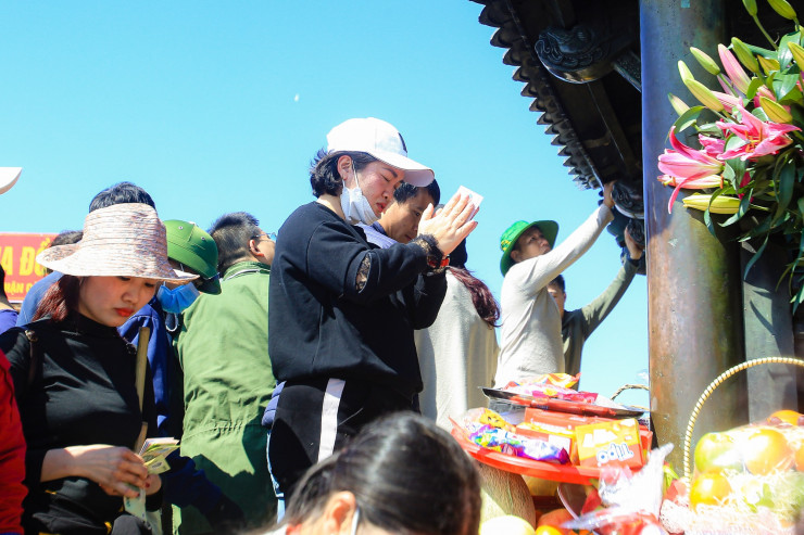 Người dân thành tâm làm lễ tại chùa Đồng. Hiện tượng người dân dùng tiền chà xát lên chuông, khánh và thân chùa Đồng vẫn diễn ra.