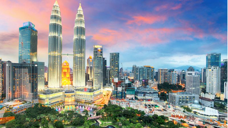 Kuala Lumpur, Malaysia: Nổi bật với những tòa nhà chọc trời và đường chân trời lôi cuốn nhất, thành phố ở Đông Nam Á này được biết đến với kiến trúc đẹp, nền văn hóa đa dạng, đường phố sôi động và cuộc sống về đêm hấp dẫn. Được tô điểm bởi nghệ thuật và văn hóa tại các công viên giải trí và bảo tàng, khu chợ và các địa điểm lịch sử, Kuala Lumpur khiến mọi du khách phải trầm trồ trước vẻ đẹp đầy mê hoặc của nó.
