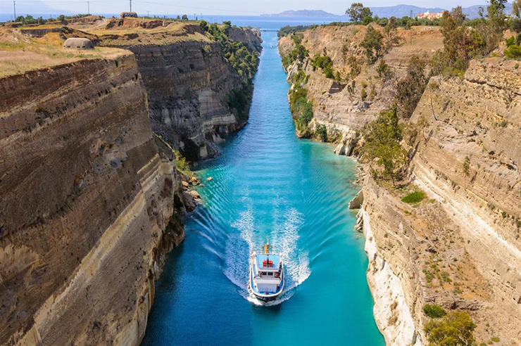 Kênh đào Corinth, Corinth, Hy Lạp: Hoàn thành vào năm 1893, kênh đào được xây dựng như một con đường tắt, tiết kiệm thời gian di chuyển của tàu bè trong khoảng 340km. Đây là một trong những tuyến đường thủy nhỏ nhất trên thế giới. Được bao quanh bởi những vách đá dựng đứng, thiết kế hẹp đầy ấn tượng của nó đã khiến nơi đây trở thành một địa điểm du lịch nổi tiếng.
