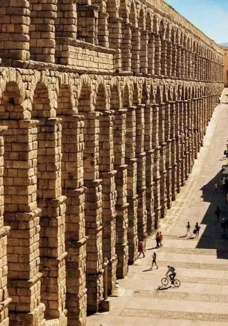 Cầu dẫn nước ở Segovia, Tây Ban Nha được tạo ra bởi người La Mã cổ đại trên bán đảo Iberia. Đây là một trong những di tích quan trọng và được bảo tồn tốt cho tới ngày nay.
