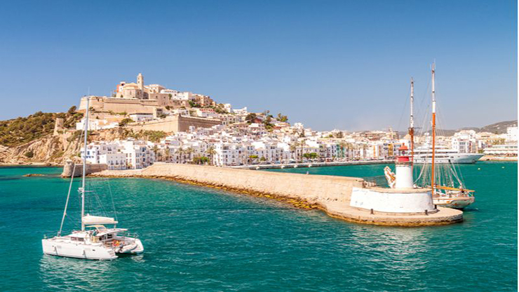 Ibiza, Tây Ban Nha: Tự hào với những bãi biển hàng đầu, câu lạc bộ, quán bar trên bãi biển và hơn thế nữa, Ibiza mang đến nhiều hơn một kỳ nghỉ hoàn hảo cho du khách. Bạn có thể dành một chút thời gian trong các quán cà phê khác nhau xung quanh hoặc ngắm nhìn những cây cọ.

