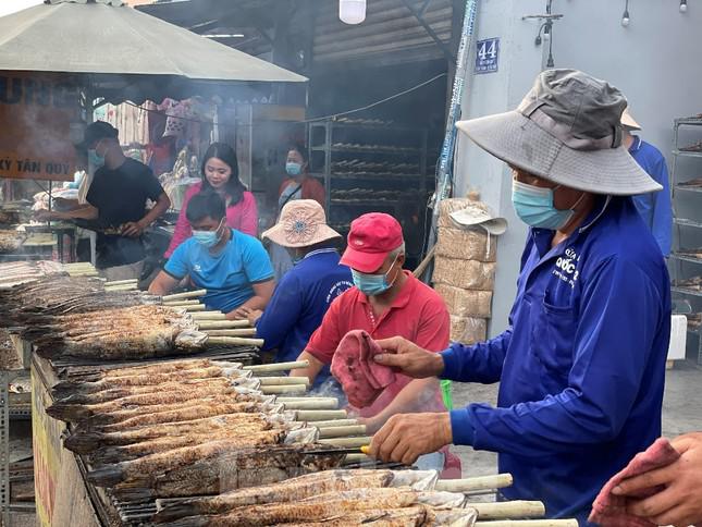 Sáng sớm nay, trên đường Tân Kỳ Tân Quý (quận Tân Phú) đã thơm nức mùi cá lóc nướng. Hơn chục hộ bán cá lóc nướng tại đây bày những con cá lóc nướng mía ngay sát mặt đường để khách dễ chọn mua.