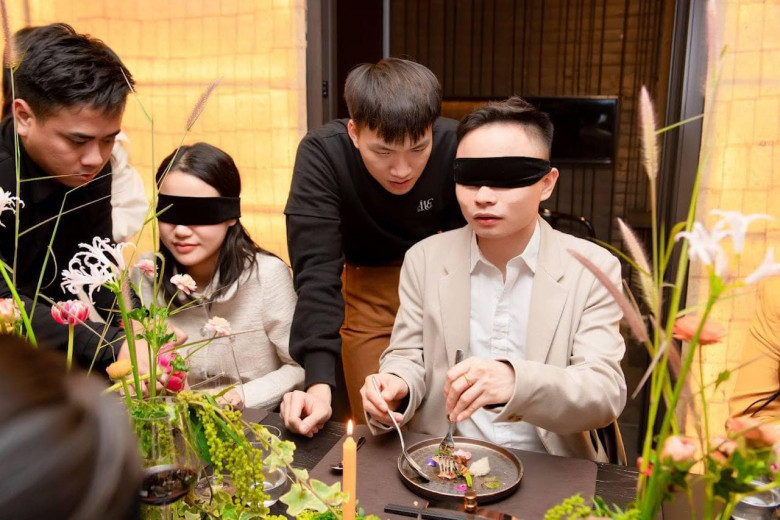 Thực khách được hướng dẫn dùng bữa