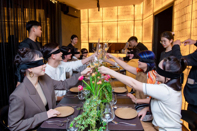 Thực khách khai tiệc