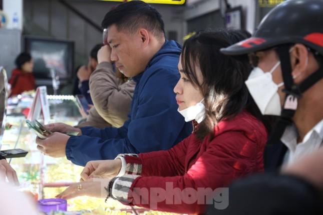 Số người dân đi mua vàng ở Nghệ An tăng gấp 10 lần - 5