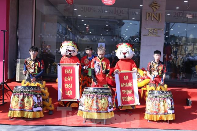 Số người dân đi mua vàng ở Nghệ An tăng gấp 10 lần - 9