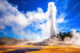 Du lịch - Suối nước nóng có màu sắc cầu vồng, biết phun trào đúng giờ