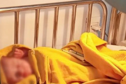 Tin tức trong ngày - Bé gái sơ sinh còn nguyên dây rốn bị bỏ rơi trên tàu SE1