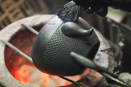 Thị trường - Tiêu dùng - Chỉ là chiếc ấm sắt nhưng chi tới chục triệu chưa chắc đã mua được