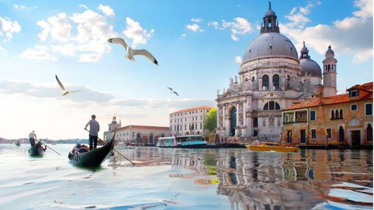 Venice, Ý: Một trong những điểm thu hút tốt ở Ý, Venice được biết đến với kiến trúc đẹp và Grand Canal nổi tiếng. Venice vào mùa đông có những con phố náo nhiệt và các nhà thờ, thánh đường, trong khi làn gió lạnh và những quảng trường phủ đầy tuyết trắng khiến vẻ đẹp của thành phố luôn đáng được ngưỡng mộ.
