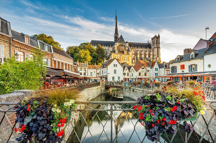 Amiens, Pháp: Chỉ cách Paris một giờ đồng hồ lái xe, thành phố xinh đẹp này nổi bật với các con kênh và những ngôi nhà đầy màu sắc. Các tòa nhà dân cư nằm bên các cây cầu và nhiều tòa nhà có chỗ neo đậu thuyền.
