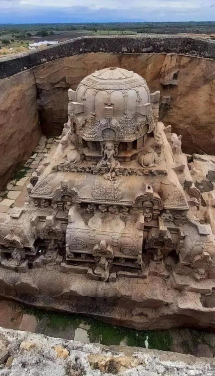 Vituvankul ở Tamil Nadu, Ấn Độ là một ngôi đền thờ thần Shiva của đạo Hindu. Nó được xây dựng trong triều đại Pandya, chạm khắc từ một khối đá duy nhất.
