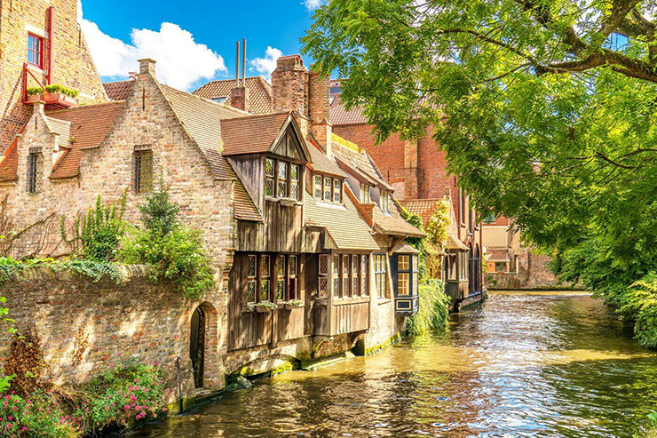 Brugges, Bỉ: Mặc dù nhiều thành phố khác ở Bỉ có nhiều kênh đào hơn Bruges, nhưng chắc chắn rằng Bruges có những danh lam thắng cảnh đẹp nhất với những con kênh nhỏ trong trung tâm thành phố được UNESCO công nhận. Thành phố này có những ngôi nhà lớn nằm ngay bên bờ kênh và nhiều cây cầu tuyệt đẹp khiến du khách mê mẩn.
