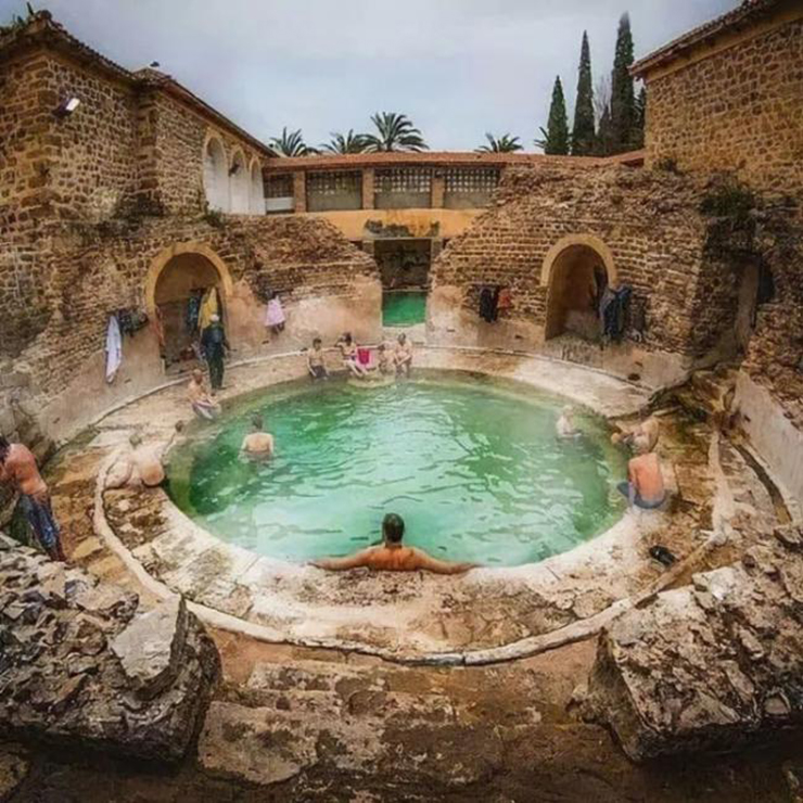 Phòng tắm La Mã ở tỉnh Khenchela, phía bắc Algeria vẫn còn được sử dụng cho tới ngày nay. Ước tính nhà tắm cổ đại này đã 2.000 năm tuổi. Hiện tại, nó được xếp vào hạng mục Di tích lịch sử quốc gia. Người dân thường gọi nhà tắm này là Hammam Essalihine.
