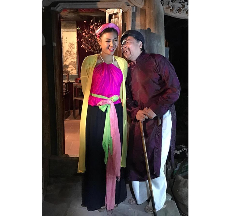 &#34;Không phải phân cảnh nào cũng mặc áo yếm không nội y.&nbsp;Anh đạo diễn yêu cầu diễn viên không được để lộ áo con còn việc che chắn thế nào sao cho không lộ là việc của mỗi người. Phụ nữ luôn có nhiều cách để bảo vệ, che chắn phần ngực của mình sao cho nó không quá lộ liễu&#34;, cô nói.
