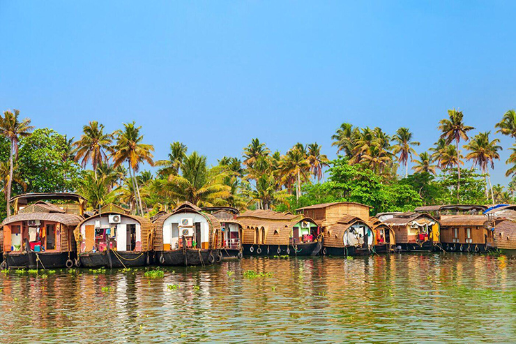 Alappuzha, Ấn Độ: Trước đây Alleppey, Alappuzha nằm trong một khu vực có khoảng 12 hòn đảo, 44 con sông, với 6 con sông chính, trong một hệ thống đồng bằng châu thổ dọc theo bờ biển. Ngoài tất cả các tuyến đường thủy tự nhiên, còn có các kênh đào và đầm phá chằng chịt.
