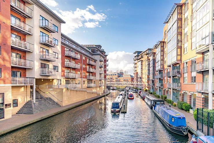 Birmingham, Vương Quốc Anh: Là thành phố lớn thứ 2 ở Vương quốc Anh, thành phố công nghiệp cổ kính Birmingham đã trải qua thời kỳ vàng son với các con kênh vào cuối những năm 1700 và đầu những năm 1800. Với hệ thống kênh trải dài khoảng 260km vào thời kỳ hoàng kim, ngày nay có gần 160km kênh rạch vẫn mở, nối Birmingham với các thành phố lân cận khác.

