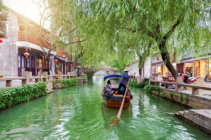 Tô Châu, Trung Quốc: Tô Châu nằm dọc theo một phần của Đại Vận Hà, hay Kinh Hàng Đại Vận Hà (di sản thế giới được UNESCO công nhận) và là con kênh dài nhất thế giới. Bản thân Tô Châu có hàng trăm con kênh và đường thủy nhỏ hơn, tất cả xen kẽ với khoảng 69 khu vườn tư nhân có niên đại hơn 1.000 năm và được liệt kê chung là Di sản Thế giới của UNESCO.
