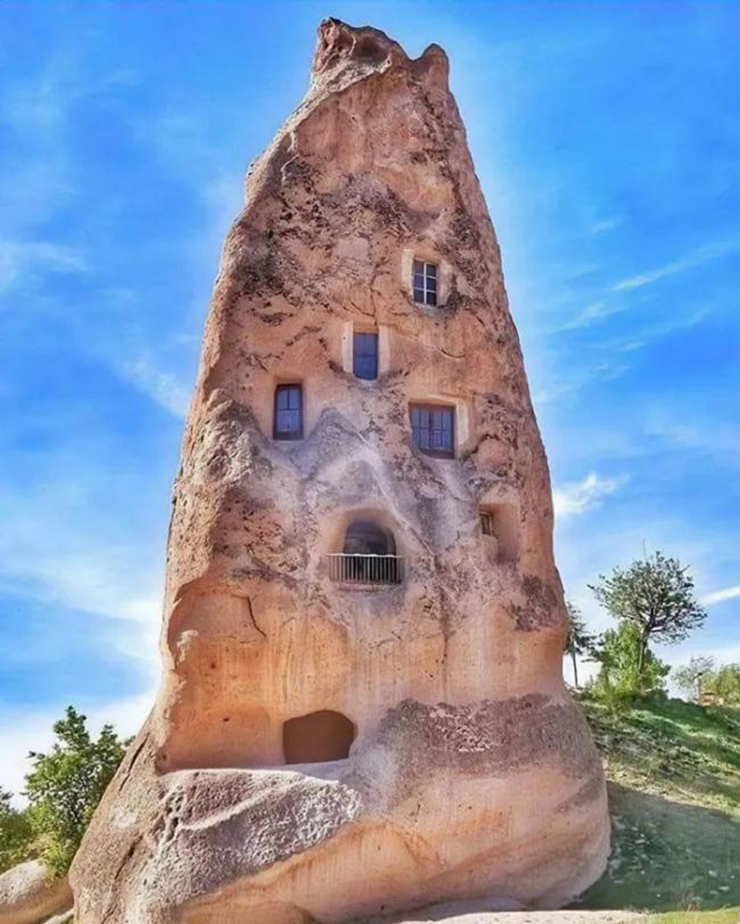 Cappadocia ở Thổ Nhĩ Kỳ không phải là cái tên xa lạ trong cộng đồng yêu du lịch. Khu vực này được ví như xứ sở thần tiên, nhà cửa ở đây có cấu trúc đặc biệt giống như trong hang động.
